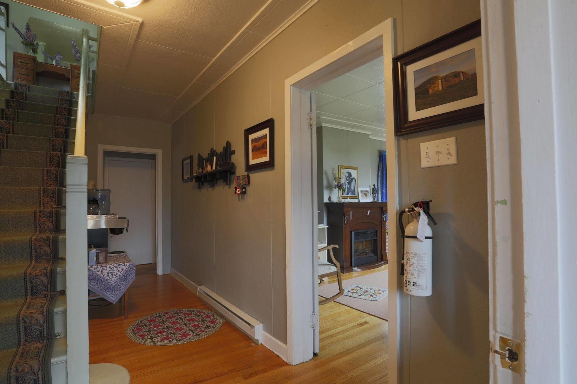 Meems Elliston B&B Exterior photo